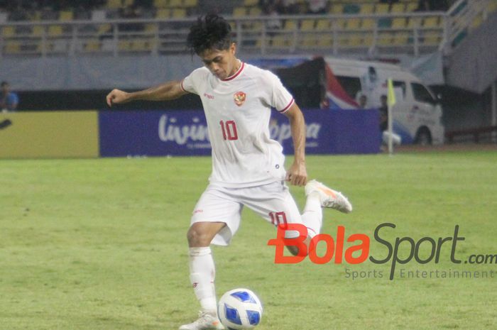 Pemain Timnas U-19 Indonesia Muhammad Kafiatur Rizky saat mengiri bola dalam laga melawan Timor Leste pada ASEAN Cup U-19 2024 di Stadion Gelora Bung Tomo, Surabaya, Selasa (24/7/2024).