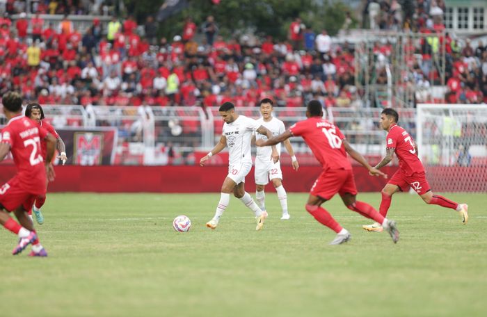 Suasana Pertandingan Malut United Vs Persis Solo dalam laga pekan ke-11 Liga 1 2024/2025 di Stadion Kie Raha, Ternate, Kamis (21/11/2024).