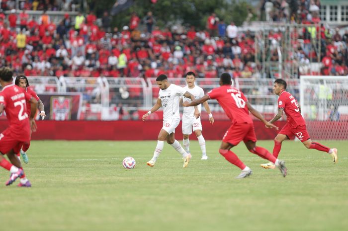 Suasana Pertandingan Malut United Vs Persis Solo dalam laga pekan ke-11 Liga 1 2024/2025 di Stadion Kie Raha, Ternate, Kamis (21/11/2024).