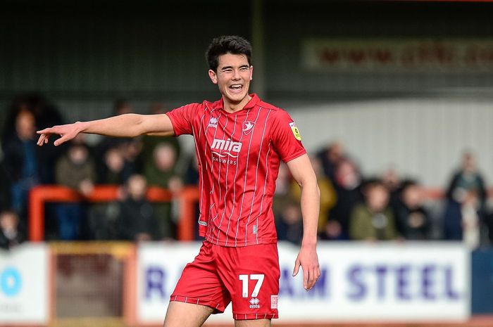 Elkan Baggott, saat menjalani debut bersama Cheltenham Town melawan Barnsley FC, Sabtu (18/2/2023).