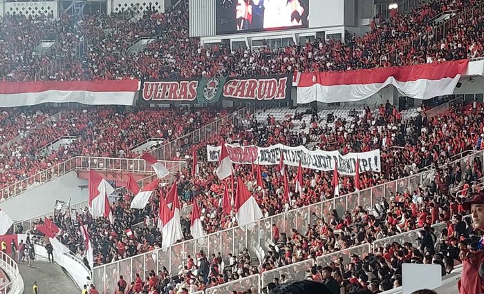Suntikan motivasi suporter Timnas Indonesia Ultras Garuda kepada para pemain saat lawan Filipina di Stadion Utama Gelora Bung Karno (SUGBK), Senayan, Jakarta, Selasa (11/6/2024). Pada laga ini Indonesia menang 2-0 dan memastikan lolos ke babak ketiga Kualifikasi Piala Dunia Zona Asia sekaligus menja