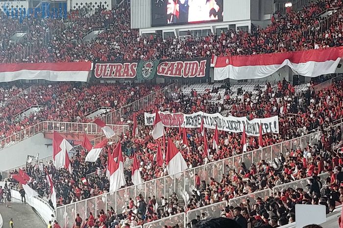 Suntikan motivasi suporter Timnas Indonesia Ultras Garuda kepada para pemain saat lawan Filipina di Stadion Utama Gelora Bung Karno (SUGBK), Senayan, Jakarta, Selasa (11/6/2024). Pada laga ini Indonesia menang 2-0 dan memastikan lolos ke babak ketiga Kualifikasi Piala Dunia Zona Asia sekaligus menja