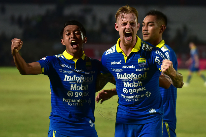 Pemain Persib Bandung merayakan gol yang dicetak oleh Kevin van Kippersluis ke gawang Persebaya Surabaya pada pekan ke-23 Liga 1 2019.