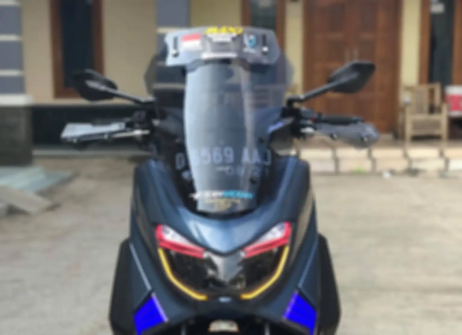 Windshield tinggi terpasang pada Yamaha Nmax