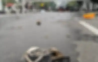Viral Tweet Beredar Foto Sepatu Pendemo Tolak RUU Cipta Kerja yang Ditemukan Nggak Bertuan di Jalan