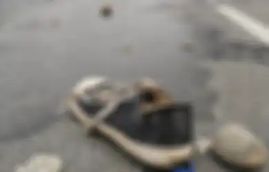 Viral Tweet Beredar Foto Sepatu Pendemo Tolak RUU Cipta Kerja yang Ditemukan Nggak Bertuan di Jalan