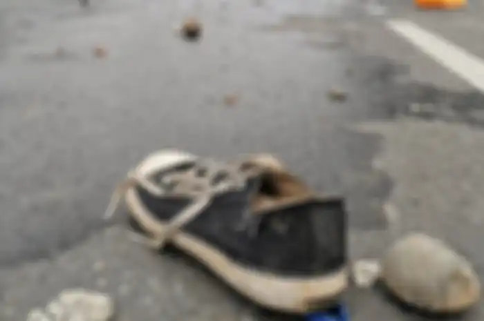 Sepatu yang ditemukan sendirian tanpa pemiliknya, oleh akun twitter @Silvanohajid 
