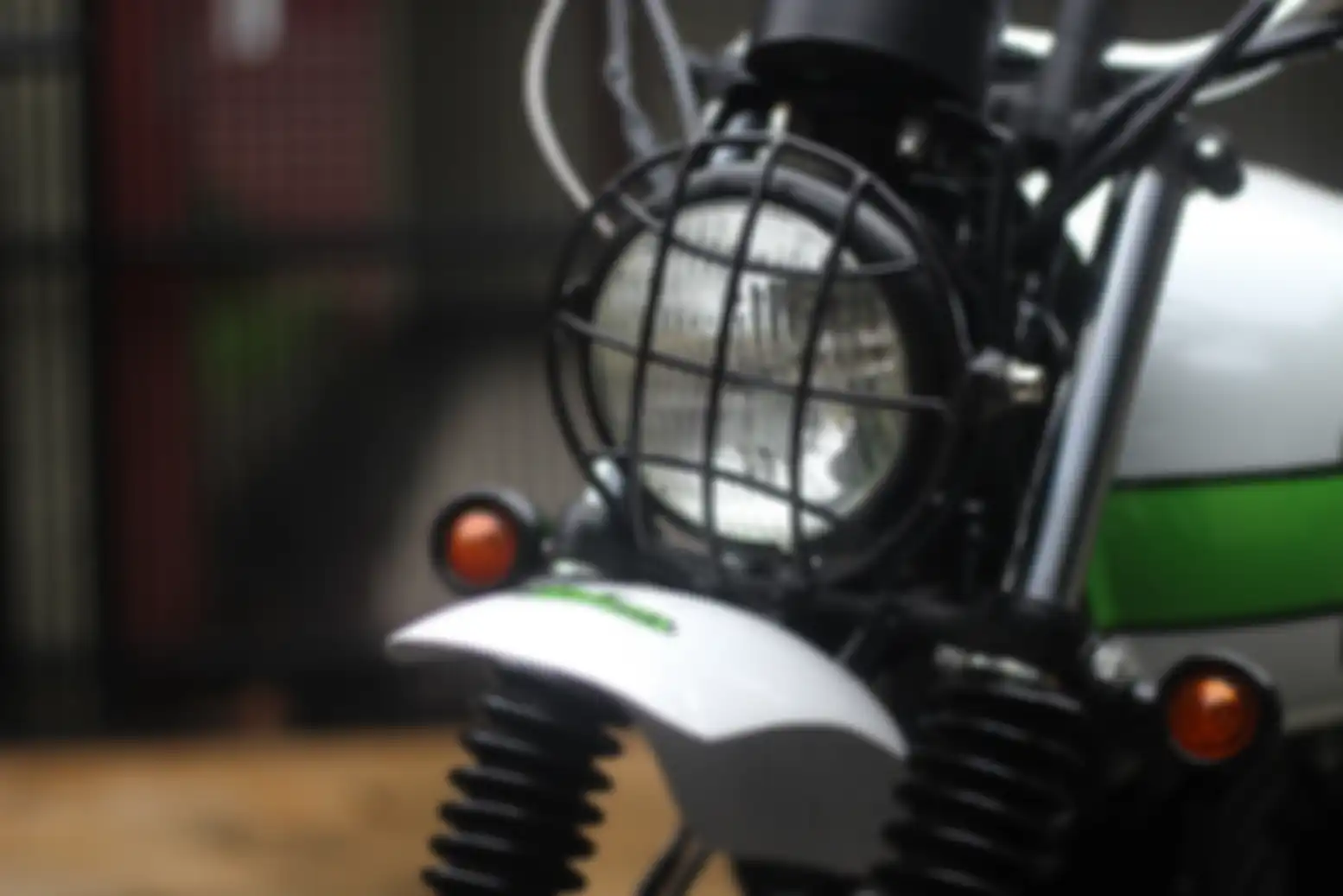 Ubahan Kawasaki W175 juga terletak di bagian headlamp dan spakbor depan.
