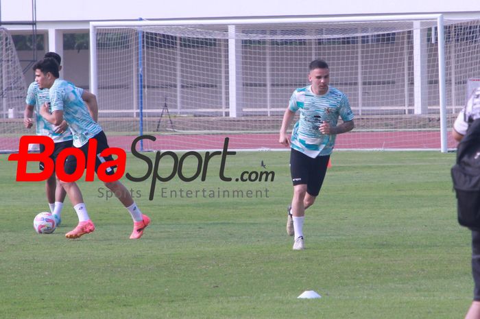 Calvin Verdonk terpantau mulai mengikuti latihan perdana dengan timnas Indonesia di Stadion Madya, Senayan, Jakarta Pusat, Jumat (31/5/2024).