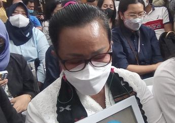 Yosua Hutabarat 'Hadir' Dalam Ruang Sidang Sembari Dipeluk Ibunya