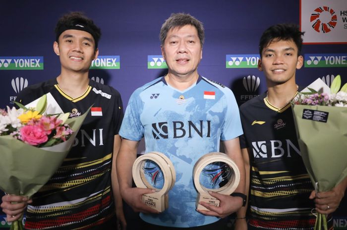 Pasangan ganda putra Indonesia, Muhammad Shohibul Fikri/Bagas Maulana, di podium French Open 2023 bersama Aryono Miranat (pelatih ganda putra) di Glaz Arena, Rennes, Prancis, Minggu (29/10/2023).