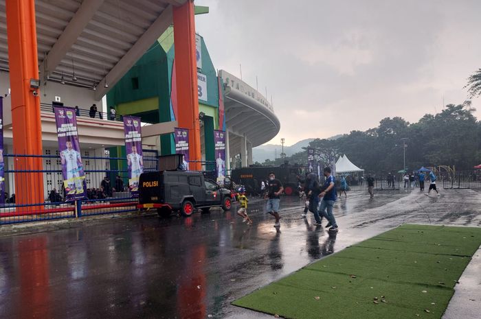 Suasana Stadion Si Jalak Harupat, Kabupaten Bandung, yang diguyur hujan jelang pertandingan Persib Bandung Vs Madura United, Minggu (26/5/2024).