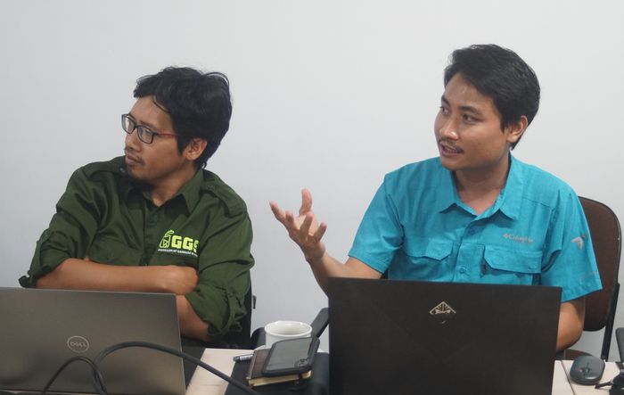 Budi Prabowo, peneliti perikanan terumbu karang dari PKSPL IPB, sedang memberikan pemaparan di Diskusi Kelompok Terpumpun Sisir Pesisir.
