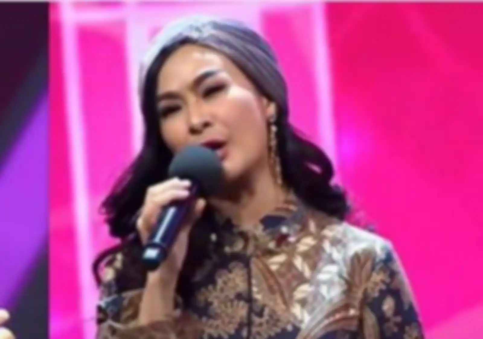 Iis Dahlia saat menyanyikan lagu Ramadhan Tiba pertama kali