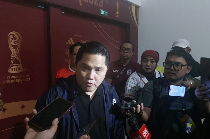 Ketua Umum PSSI Erick Thohir saat memberi keterangan kepada awak media di Stadion Gelora Bung Tomo, Surabaya, Senin (29/7/2024).