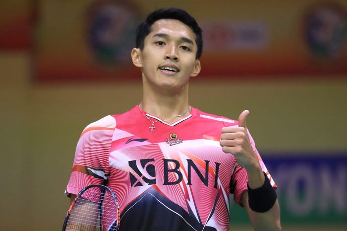 Tunggal putra Indonesia, Jonatan Christie, berpose setelah memastikan diri melaju ke babak kedua India Open 2023 di KD Jadhav Indoor Hall, New Delhi, Selasa (17/1/2023).