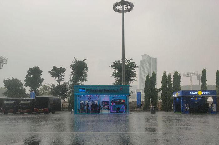 Stadion Utama Gelora Bung Karno (SUGBK), Senayan, Jakarta diguyur hujan deras jelang pertandingan Timnas Indonesia vs Argentina pada Senin (19/6/2023).