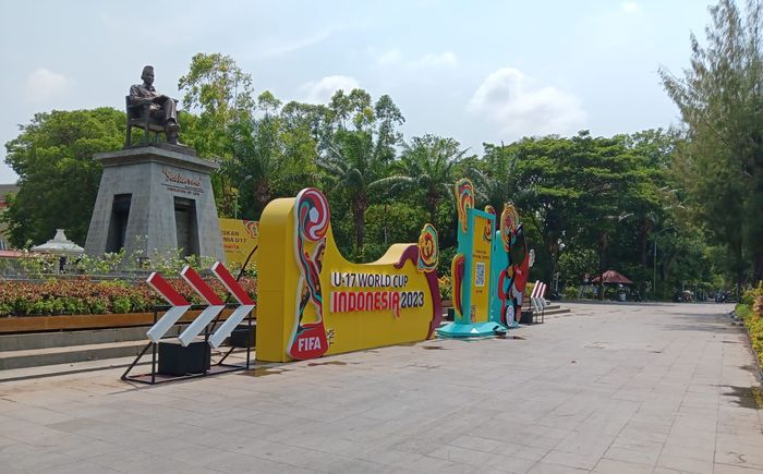 Dekorasi Piala Dunia U-17 di  depan patung Soekarno, Stadion Manahan, Solo