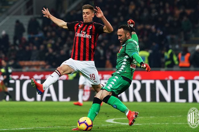 Striker AC Milan, Krzysztof Piatek, berjibaku dengan kiper Napoli, David Ospina.