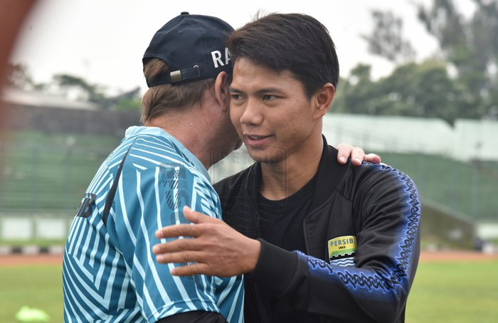 Pelatih Persib Bandung, Robert Rene Alberts, memeluk Achmad Jufriyanto yang kembali ke tim usai menjalani masa peminjaman di Bhayangkara FC.