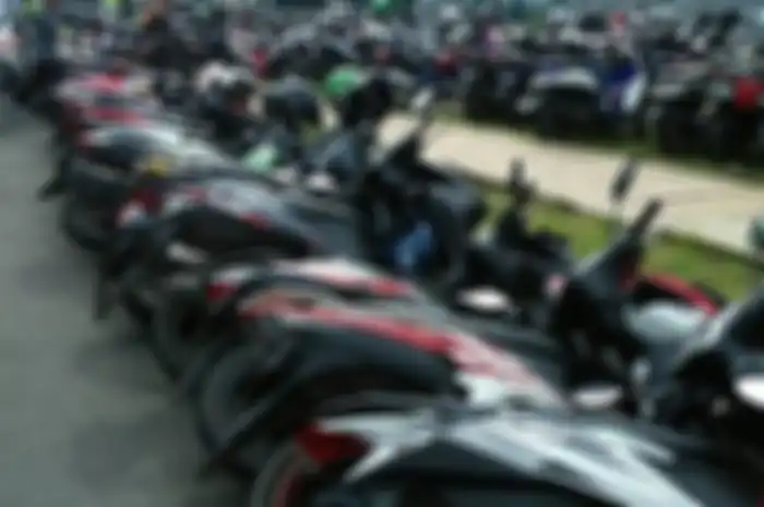 Iluatrasi Belasan motor ambruk di kawasan GBK