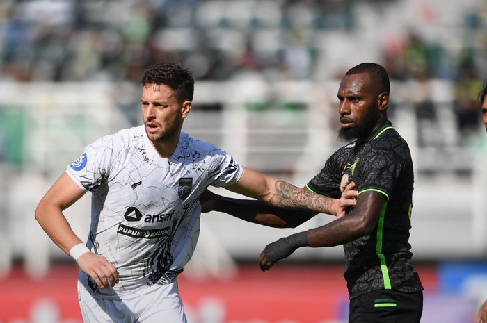 Felipe Cadenazzi berduel dengan Yohanes Kandaimu dalam laga Persebaya Surabaya Vs Borneo FC di Stadion Gelora Bung Tomo, Surabaya pada Minggu (3/9/2023).