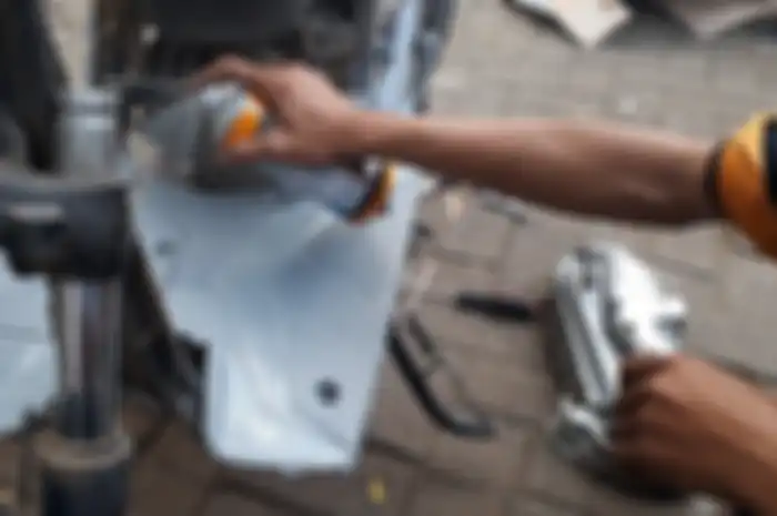 Aplikasikan Cat Dasar Atau Epoxy