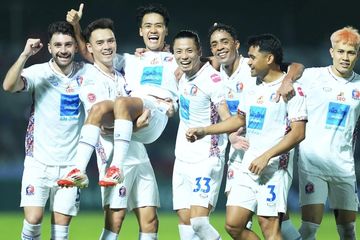 Asnawi Mangkualam bersama pemain Port FC merayakan gol ke gawang Chonburi FC pada Thai League Cup 2024/2025.