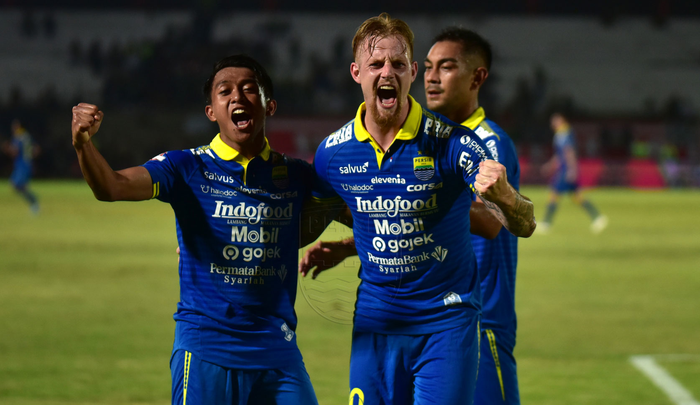 Pemain Persib Bandung merayakan gol yang dicetak oleh Kevin van Kippersluis ke gawang Persebaya Surabaya pada pekan ke-23 Liga 1 2019.