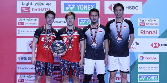 (ki-ka) Kevin Sanjaya Sukamuljo/Marcus Fernaldi Gideon dan Mohammad Ahsan/Hendra Setiawan, saat berpose di podium Japan Open 2019, di Musashino Forest Sport Plaza, Tokyo, Jepang, Minggu (28/7/2019).