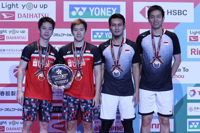 (ki-ka) Kevin Sanjaya Sukamuljo/Marcus Fernaldi Gideon dan Mohammad Ahsan/Hendra Setiawan, saat berpose di podium Japan Open 2019, di Musashino Forest Sport Plaza, Tokyo, Jepang, Minggu (28/7/2019).