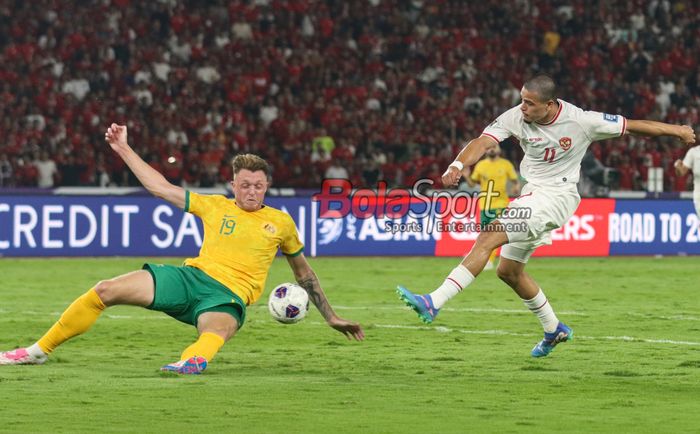 Harry Souttar (kiri) berusaha menghalau tendangan Ragnar Oratmangoen dalam laga Putaran Ketiga Kualifikasi Piala Dunia 2026 zona antara Timnas Indonesia dan Australia di Stadion Utama Gelora Bung Karno, Senayan, Jakarta, Selasa (10/9/2024).