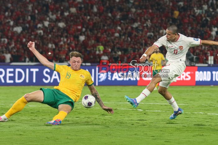 Harry Souttar (kiri) berusaha menghalau tendangan Ragnar Oratmangoen dalam laga Putaran Ketiga Kualifikasi Piala Dunia 2026 zona antara Timnas Indonesia dan Australia di Stadion Utama Gelora Bung Karno, Senayan, Jakarta, Selasa (10/9/2024).