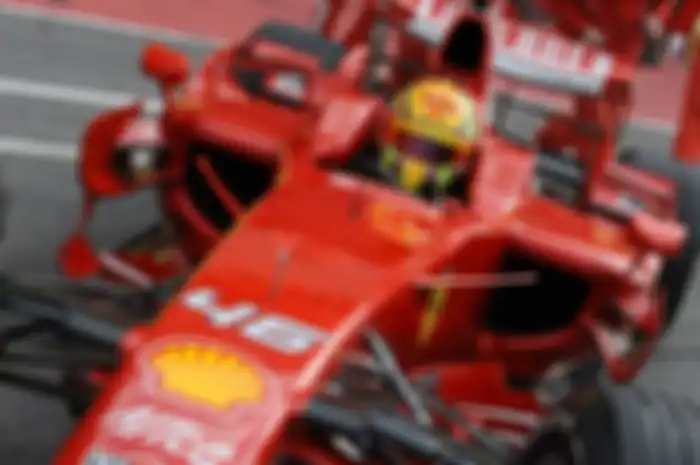 Valentino Rossi di balik kokpit mobil F1 Ferrari pada 2008