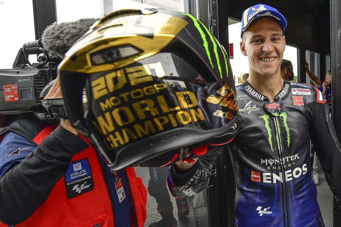 Pembalap Monster Energy Yamaha, Fabio Quartararo, berpose dengan helm emas sebagai juara dunia MotoGP 2021 setelah balapan MotoGP Emilia Romagna 2021 di Sirkuit Misano, Minggu (24/10/2021).