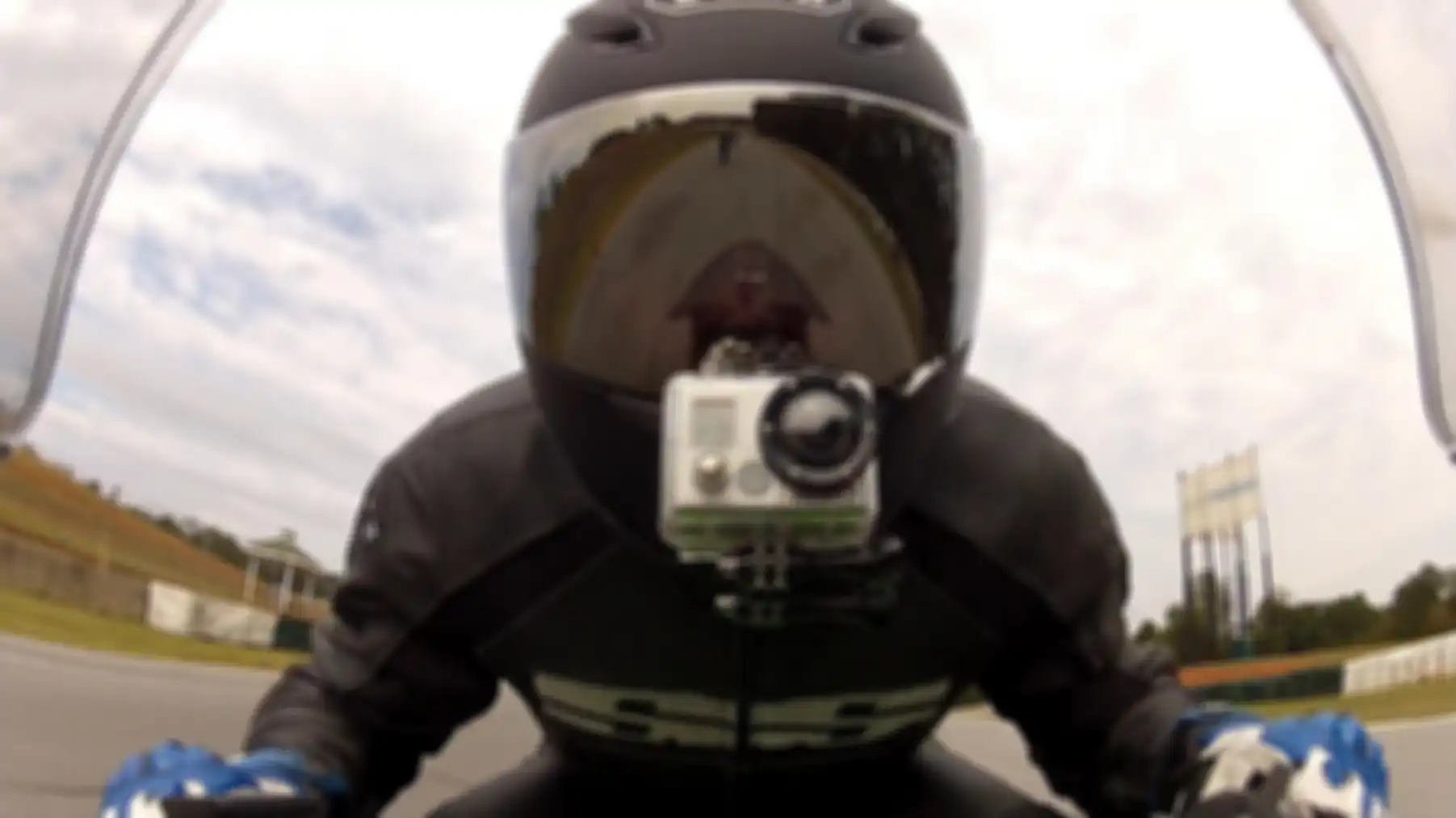 Ilustrasi helm dengan GoPro
