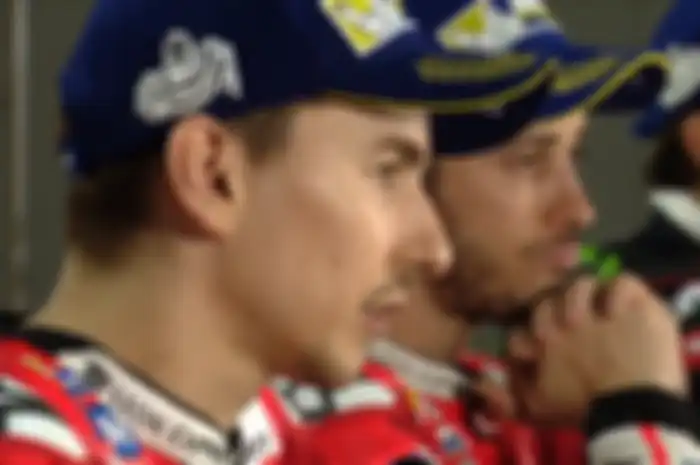 Jorge Lorenzo (depan) berkomentar di konferensi pers usai MotoGP Malaysia 2017