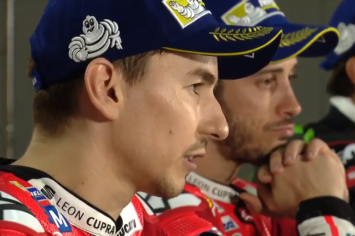 Jorge Lorenzo (depan) berkomentar di konferensi pers usai MotoGP Malaysia 2017