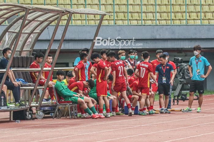 Skuat timnas U-19 Vietnam (skuad timnas U-19 Vietnam) nampak tertunduk saat kalah bertanding di Stadion Patriot Candrabhaga, Bekasi, Jawa Barat, 13 Juli 2022.