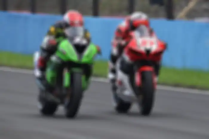 Pembalap Honda Andi Farid Izdihar berhasil mengatasi perlawanan pembalap Kawasaki Ahmad Yudhistira