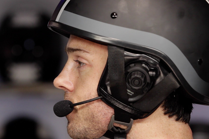 Ilustrasi bikers pakai intercom di helm