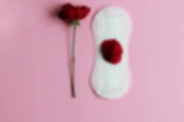 Perlu dipertimbangkan berbagai efek atau risiko kesehatan di balik aktivitas hubungan intim saat menstruasi.