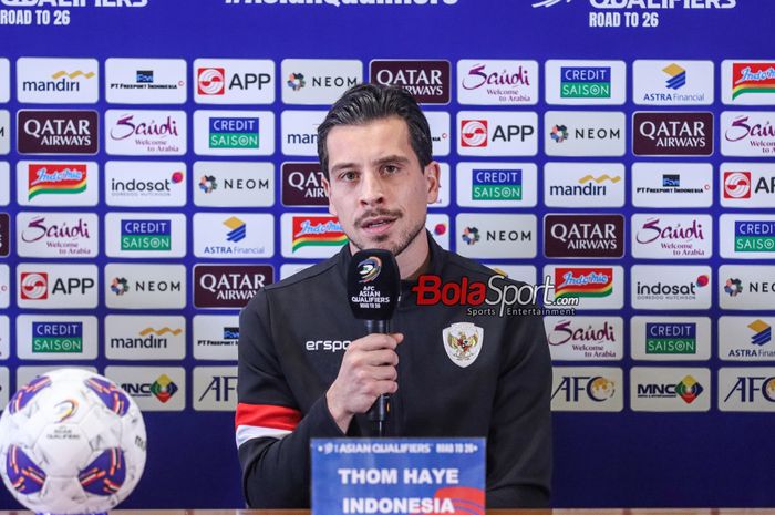 Gelandang Timnas Indonesia Thom Haye menjawab wartawan dalam konferensi pers di Media Center Stadion Utama Gelora Bung Karno, Senayan, Jakarta, Senin (18/11/2024).