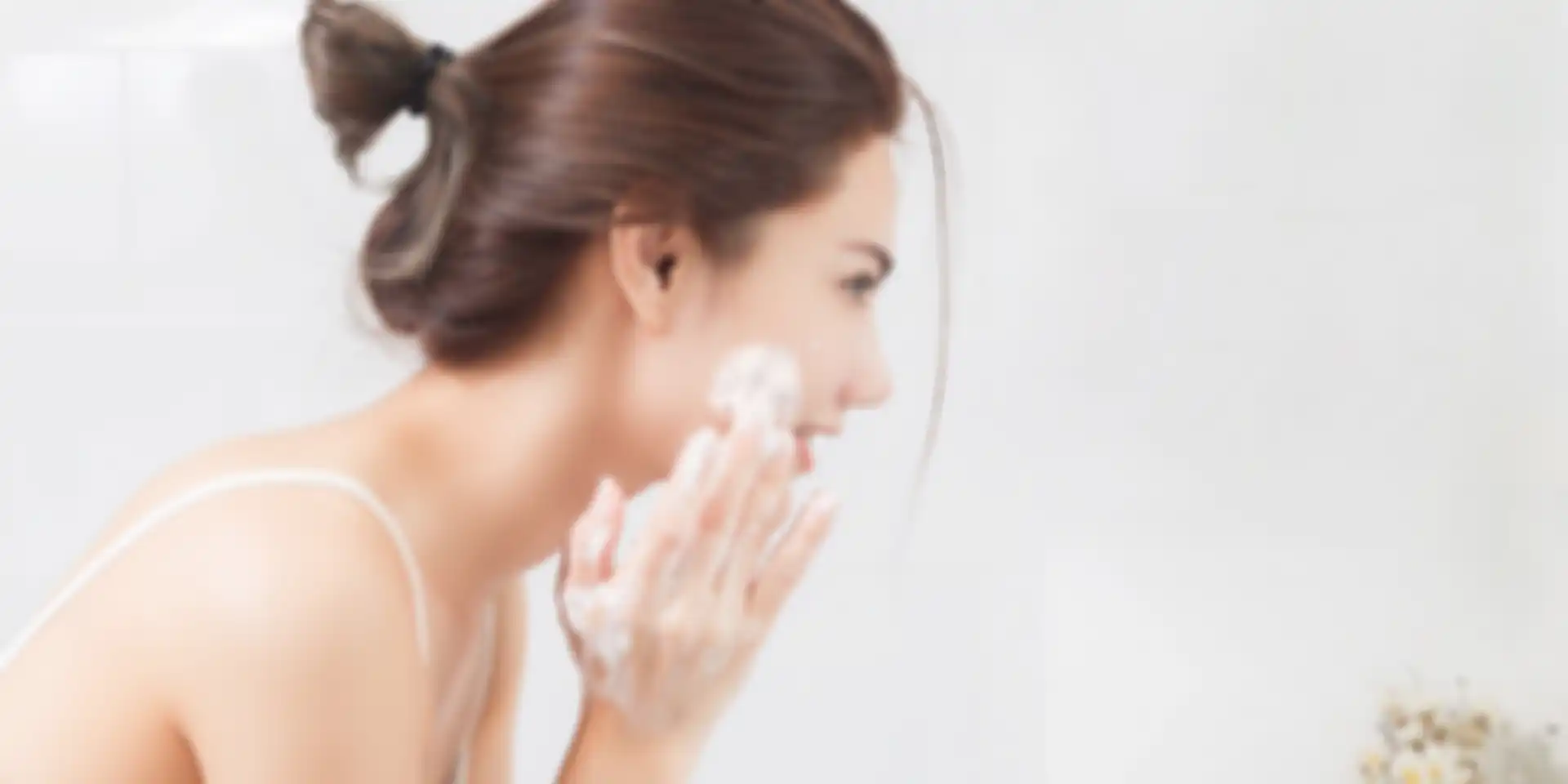Ilustrasi mencuci muka memakai facial foam