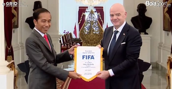 Presiden Indonesia, Joko Widodo (Kiri), Presiden FIFA, Gianni Infantino (kanan),Istana Merdeka, Jakarta, 18 Oktober 2022.