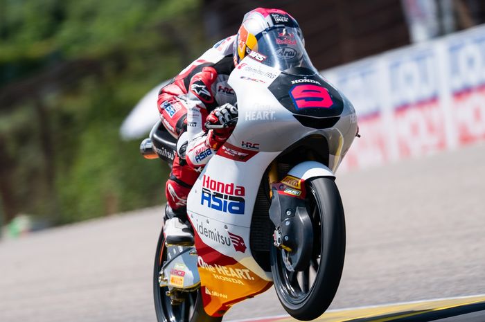 Rider Honda Team Asia Vida Eja Pratama membalap pada sesi kualifikasi Moto3 Jerman 2026 di Sachsenring, Jerman.