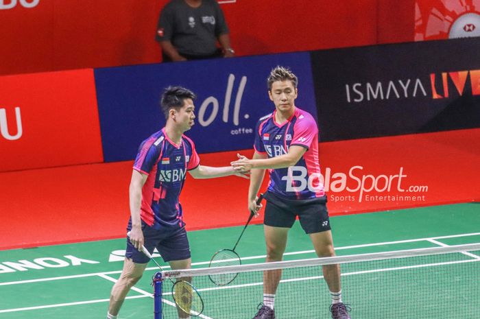 Pasangan ganda putra Indonesia, Marcus Fernaldi Gideon dan Kevin Sanjaya Sukamuljo, bersalaman di Istora Senayan, Jakarta, 7 Juni 2022.