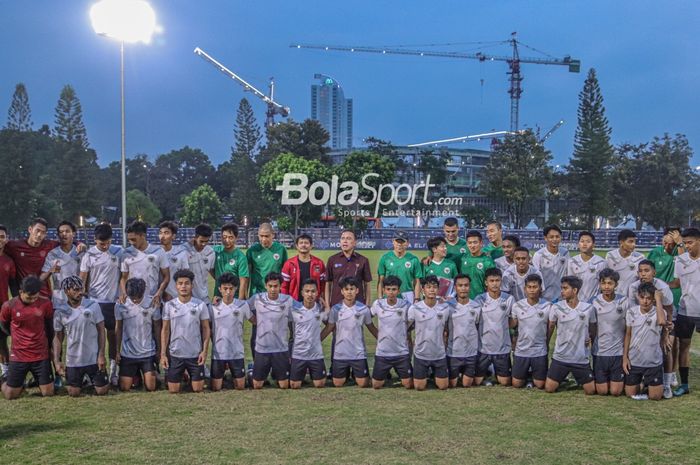 Skuad timnas U-20 Indonesia (skuat timnas U-20 Indonesia) sedang berfoto bersama dengan petinggi PSSI diantaranya Mochamad Iriawan (Ketua Umum PSSI) dan Indra Sjafri (Direktur Teknik PSSI) di Lapangan A, Senayan, Jakarta, 30 Agustus 2022.