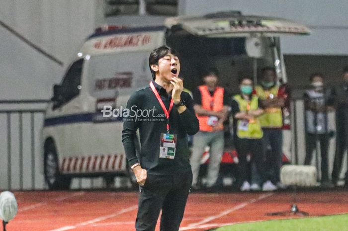 Pelatih timnas Indonesia, Shin Tae-yong, nampak sedang memberikan intruksi kepada para pemainnya di Stadion Pakansari, Bogor, Jawa Barat, 27 September 2022.