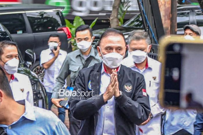 Ketua Umum PSSI, Mochamad Iriawan, serta jajaran lainnya tiba di Komnas HAM, Jakarta, 13 Oktober 2022.